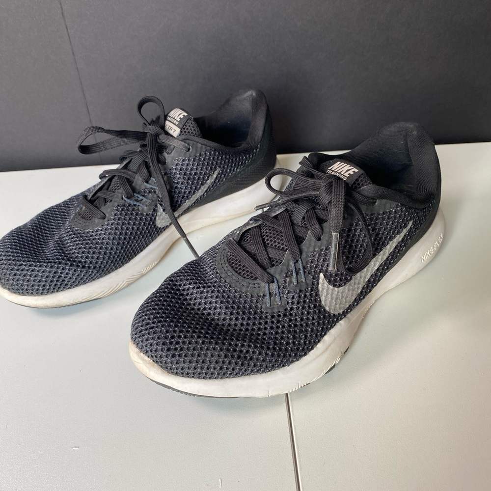 Size 5 womens Black Nike shoes, Training Flex TR7, Black Nike Sneakers